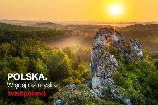 malowniczy widok na góry o zachodzie słońca oraz napis "Polska - więcej niż myślisz"