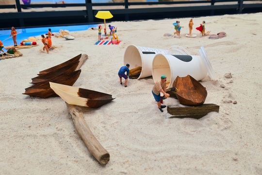 fragment plaży wraz z postaciami w ramach Miasta z Piasku utworzonego w Kolejkowie