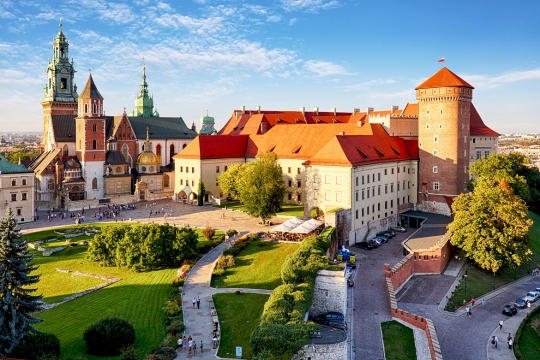 Wzgórze zamkowe na Wawelu w Krakowie - widok od strony Wisły, słonecznie