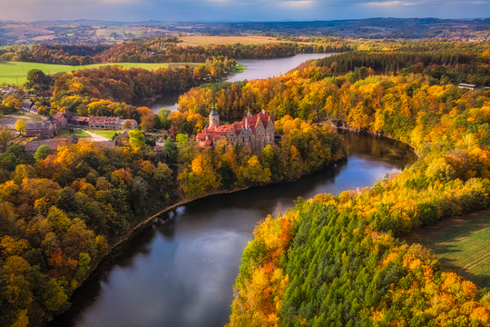 Zamek Czocha i rzeka Kwisa w jesiennej scenerii