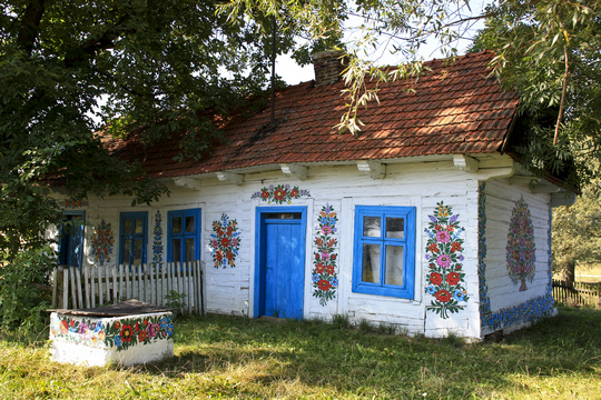 kolorowa chata wiejska na polskiej wsi