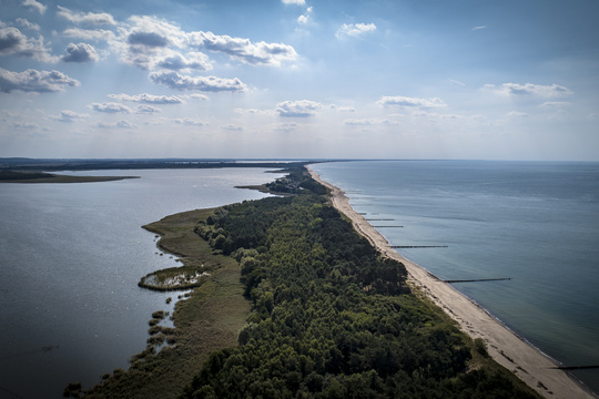 Panoramiczny widok na mierzeję pomiędzy Morzem Bałtyckim a Jeziorem Bukowo