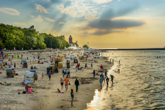 Plaża i w tle latarnia morska w Kołobrzegu