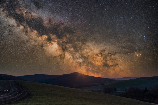 Panorama nocnego nieba w Bieszczadach