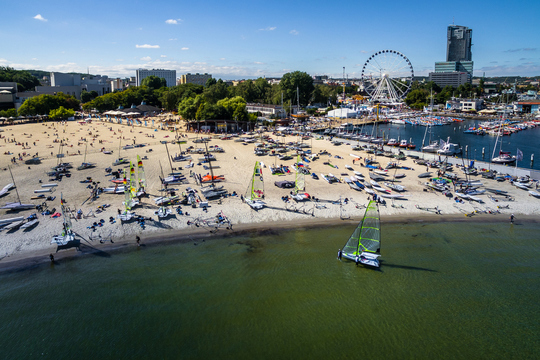 Plaża i marina w Śródmieściu Gdyni, w tle Diabelski Młyn i wieżowiec Sea Tower