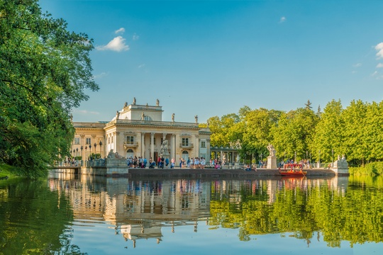 Letnia panorama Pałacu na Wodzie w Łazienkach Królewskich w Warszawie