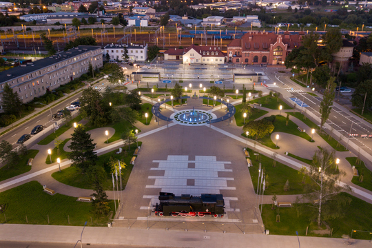 Plac Iławskich Kolejarzy w Iławie oświetlony nocą