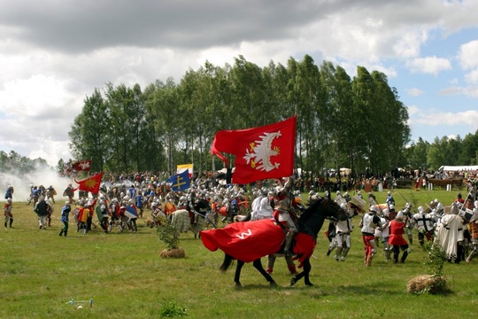 Inscenizacja Bitwy pod Grunwaldem, na pierwszym palnie koń z rycerzem z chorągwią