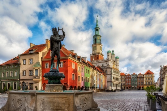 Stary Rynek w Poznaniu, kolorowe kamieniczki, ratusz