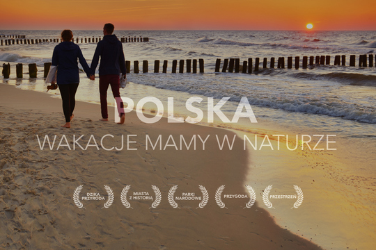 spacerująca para brzegiem morza - baner promujący film "Polska. Wakacje mamy w naturze"