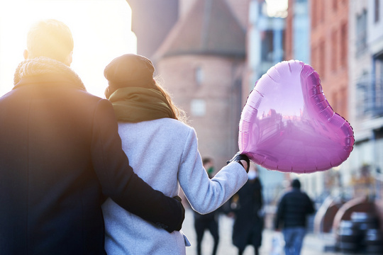 para zakochanych z różowym balonem w kształcie serca w Gdańsku