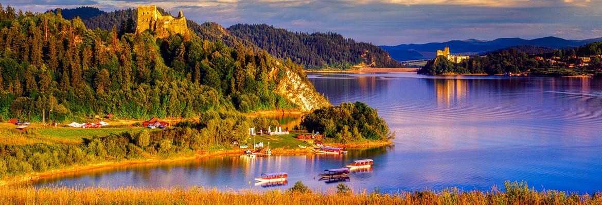 Zamki w Czorsztynie i Niedzicy nad Dunajcem w lecie; widać też piękne wzgórza, łódki, gondole, namioty; lato; zdjęcie symbolizuje rożne atrakcje